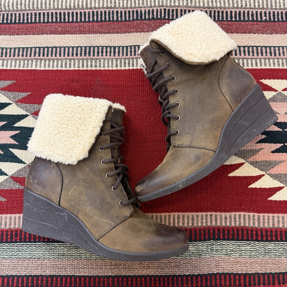 UGG Zea Wedge Boots Sz 9 Brown Leather Sherpa Lace Up Waterproof Ankle‎ Winter